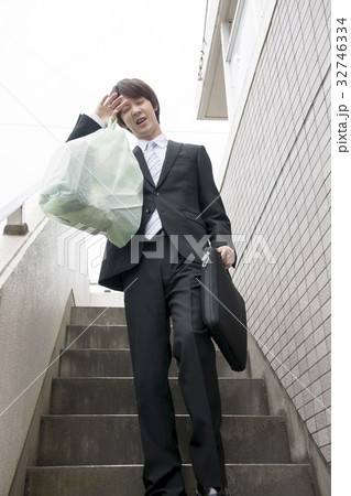 出勤前前のゴミ捨て 32746334