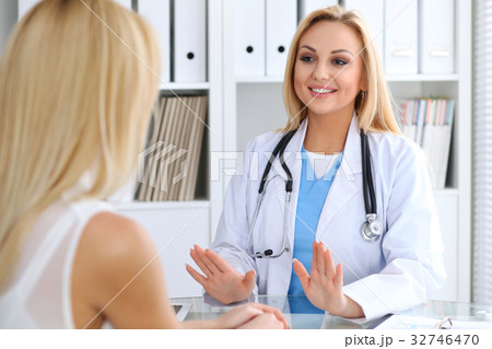 Doctor reassuring her female patient. Medicine 32746470