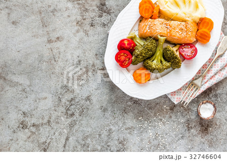 Salmon fish steamed with vegetables Salmon fish steamed with vegetables 32746604