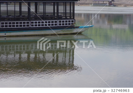 天領日田の三隈川に待機する屋形船と川のせせらぎ 32746963