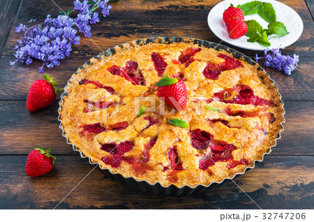 Homemade summer strawberry crunchy pie 32747206