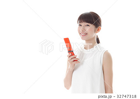 ガラケーを使う若い女性 32747318