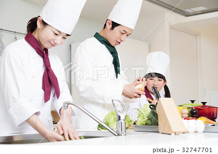 シェフ コック 職場体験 料理 料理教室 料理 家族 親子 子供 シェフ コック 職場体験 料理 料理教室 料理 家族 親子 子供 32747701