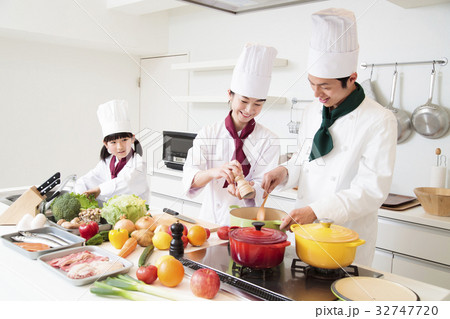 シェフ　コック　職場体験　料理　料理教室　料理　家族　親子　子供 32747720