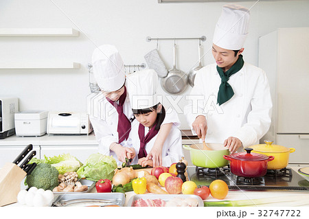 シェフ コック 職場体験 料理 料理教室 料理 家族 親子 子供 シェフ コック 職場体験 料理 料理教室 料理 家族 親子 子供 32747722
