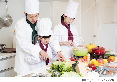 シェフ コック 職場体験 料理 料理教室 料理 家族 親子 子供の写真素材