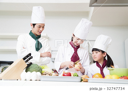 シェフ コック 職場体験 料理 料理教室 料理 家族 親子 子供の写真素材