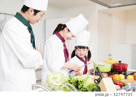 シェフ コック 職場体験 料理 料理教室 料理 家族 親子 子供 シェフ コック 職場体験 料理 料理教室 料理 家族 親子 子供 32747735