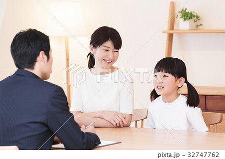 家庭訪問　家族　親子　教育　家庭教師　お母さん 32747762
