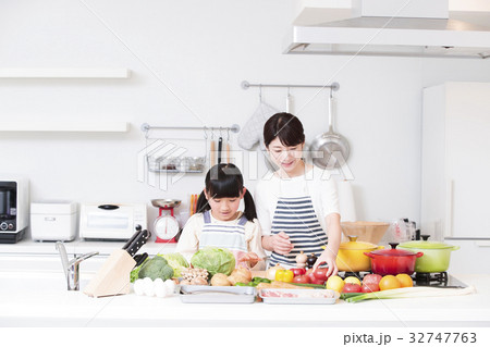 キッチン　料理　家族　親子　子供　お母さん　ライフスタイル 32747763