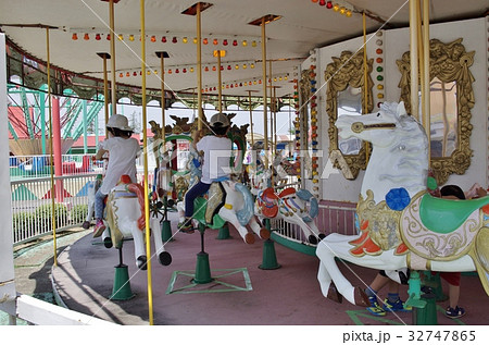 レトロな遊園地のメリーゴーランドの写真素材