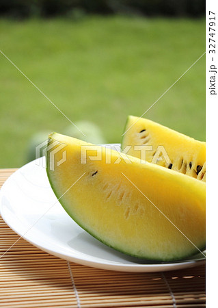 黄色スイカ クリームスイカ の写真素材