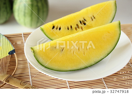 黄色スイカ クリームスイカ の写真素材