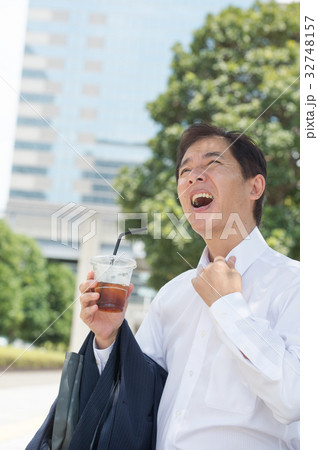 汗ばむビジネスマン 32748157