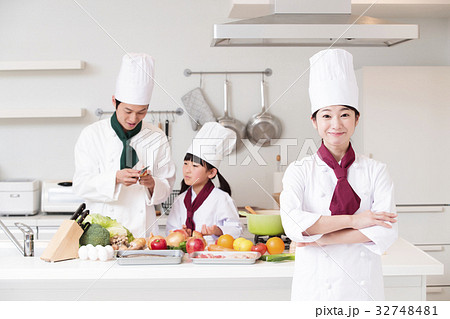 シェフ コック 料理 料理教室 料理 キッチン 女性 シェフ コック 料理 料理教室 料理 キッチン 女性 32748481