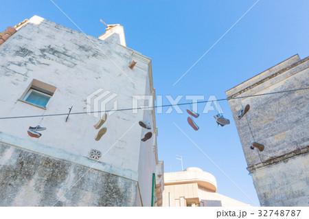 電線にかかる靴 32748787