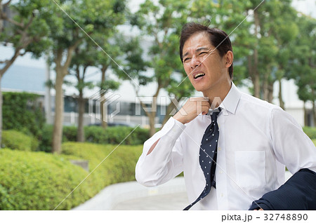 汗ばむビジネスマン 32748890