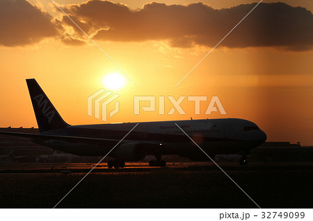 夕方の羽田空港 32749099