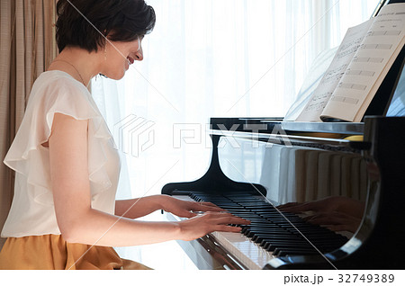 ピアノを弾く女性 32749389