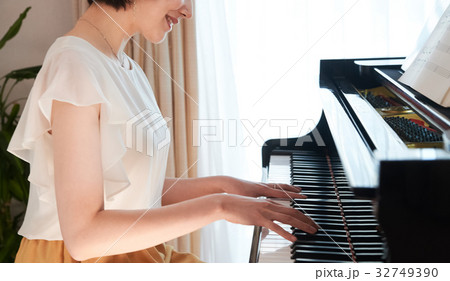 ピアノを弾く女性 32749390