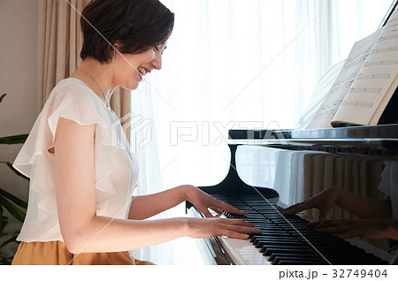 ピアノを弾く女性 32749404