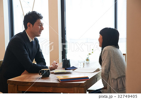 家庭学習　ダイニングで勉強する女の子 32749405