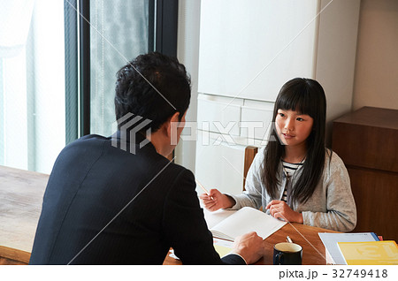 家庭学習 ダイニングで勉強する女の子 家庭学習 ダイニングで勉強する女の子 32749418