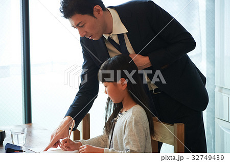 家庭学習 ダイニングで勉強する女の子 家庭学習 ダイニングで勉強する女の子 32749439