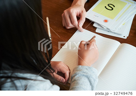 家庭学習 ダイニングで勉強する女の子 家庭学習 ダイニングで勉強する女の子 32749476