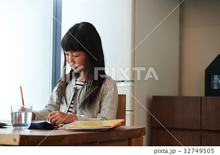 家庭学習　ダイニングで勉強する女の子 32749505