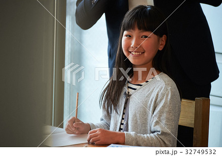 家庭学習 ダイニングで勉強する女の子 家庭学習 ダイニングで勉強する女の子 32749532