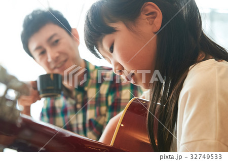 ギターを弾く親子 ギターを弾く親子 32749533