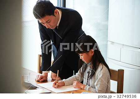 家庭学習 ダイニングで勉強する女の子 家庭学習 ダイニングで勉強する女の子 32749536