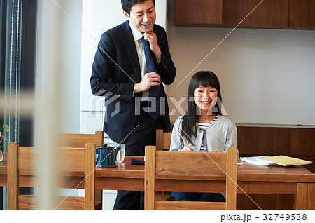 家庭学習 ダイニングで勉強する女の子 家庭学習 ダイニングで勉強する女の子 32749538