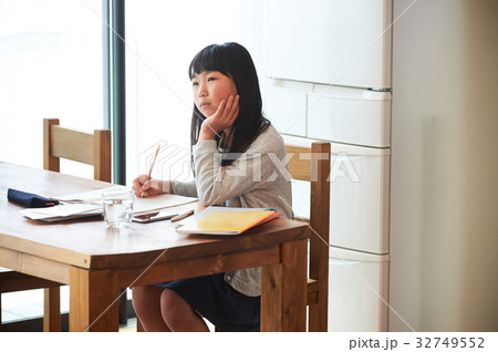 家庭学習　ダイニングで勉強する女の子 32749552