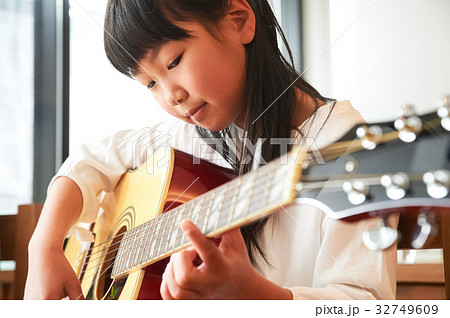 ギターを弾く女の子の写真素材