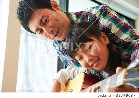ギターを弾く親子 ギターを弾く親子 32749637