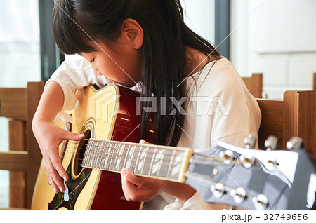 ギターを弾く女の子の写真素材 32749656 Pixta