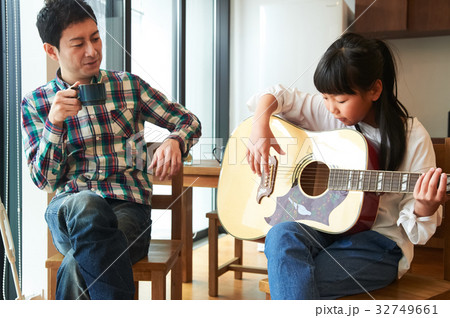 ギターを弾く親子 32749661
