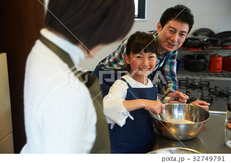クッキングを楽しむ親子 32749791