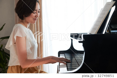 ピアノを弾く女性 ピアノを弾く女性 32749851