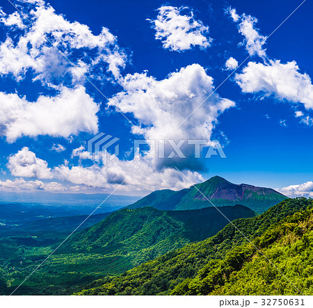 高千穂峰 夏の空と流れる雲 高千穂峰 夏の空と流れる雲 32750631