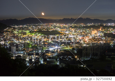 振袖山（蛤山）から見る、月と姫路市夜景（兵庫県姫路市、振袖山125m)※作品コメント欄に撮影位置情報 32750892