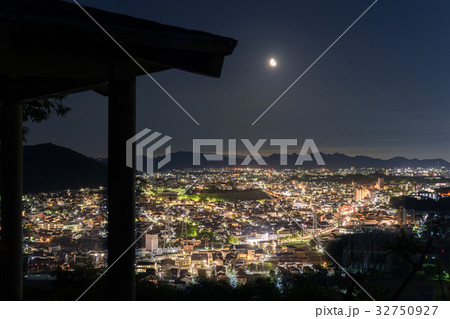 振袖山（蛤山）から見る、月と姫路市夜景（兵庫県姫路市、振袖山125m)　※作品コメント欄に撮影位置情 32750927