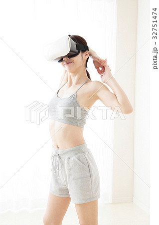 女性 VR 若い女性 フィットネス スポーツ エクササイズ 女性 VR 若い女性 フィットネス スポーツ エクササイズ 32751474