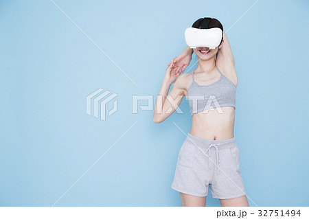 女性 VR 若い女性 フィットネス スポーツ エクササイズ 女性 VR 若い女性 フィットネス スポーツ エクササイズ 32751494