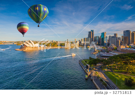 Hot air balloon over Sydney bay in evening 32751813
