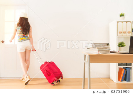 business woman holding suitcase  get away 32751906