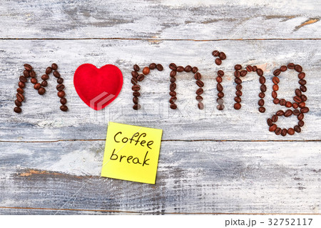 Note coffee break, wooden table. Note coffee break, wooden table. 32752117