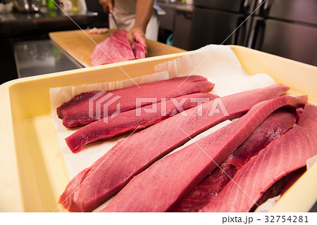メバチマグロのサク取り メバチマグロのサク取り 32754281